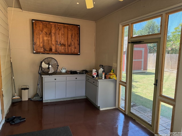 laundry area featuring ceiling fan