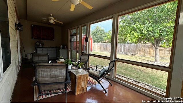 sunroom / solarium with a ceiling fan