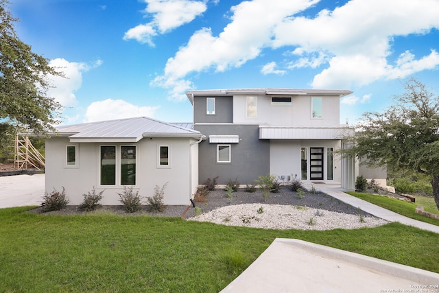 view of front facade with a front yard