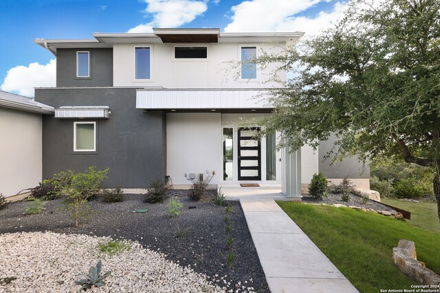 view of front of house with a front lawn