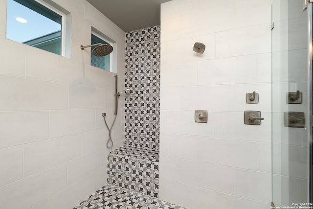 bathroom featuring a tile shower