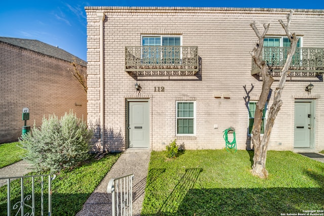 view of front of home with a front yard