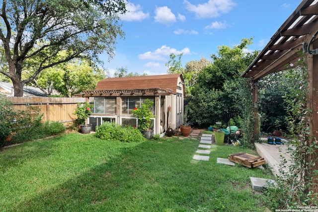 view of yard featuring an outbuilding