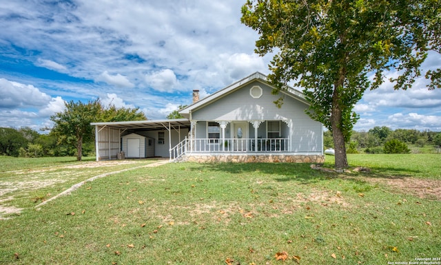 view of front facade featuring a porch, a carport, and a front lawn