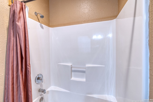 bathroom featuring shower / bath combo