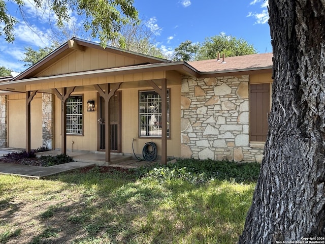 view of front of house featuring a front lawn