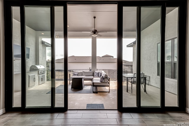 entryway featuring ceiling fan