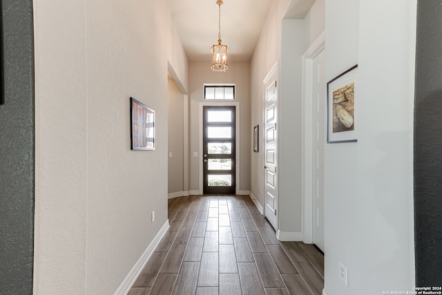 entryway with a notable chandelier