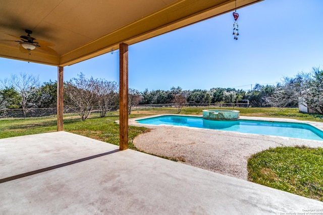 view of pool with an in ground hot tub, a lawn, ceiling fan, and a patio area