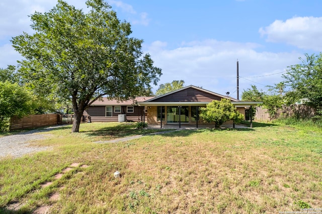 view of front of property with a front yard