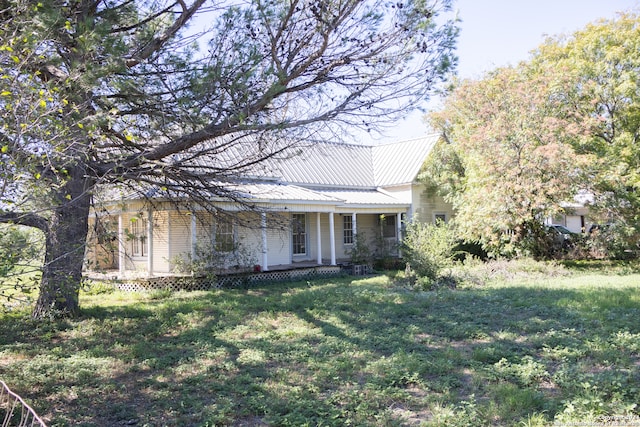 exterior space featuring a front yard