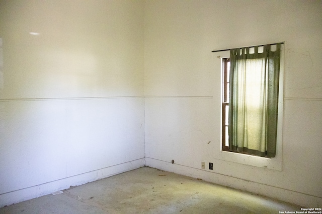 empty room featuring concrete flooring