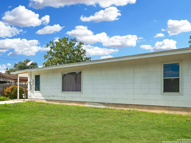 back of house featuring a lawn