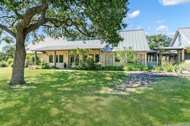 view of front of property featuring a front yard