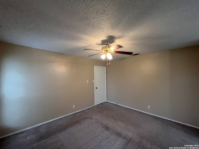 carpeted spare room featuring ceiling fan and a textured ceiling