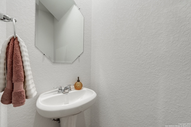 bathroom featuring sink