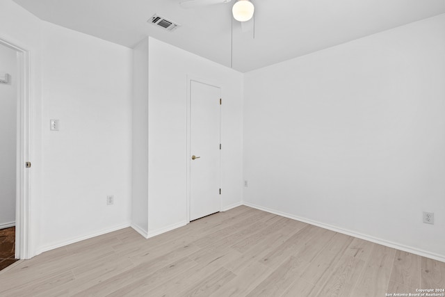 unfurnished room featuring light wood-type flooring and ceiling fan