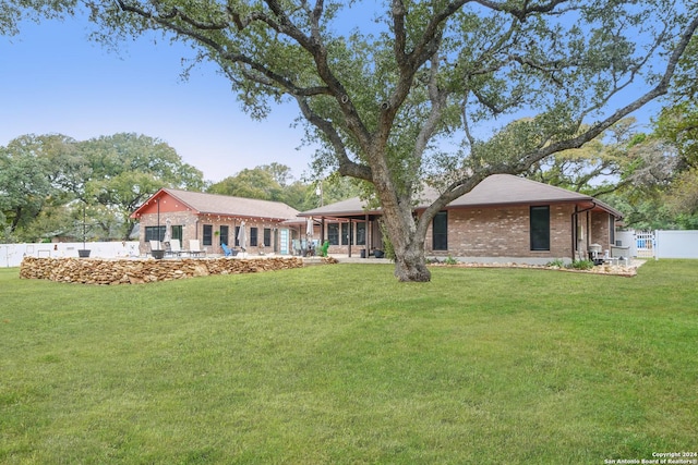 single story home with a front lawn