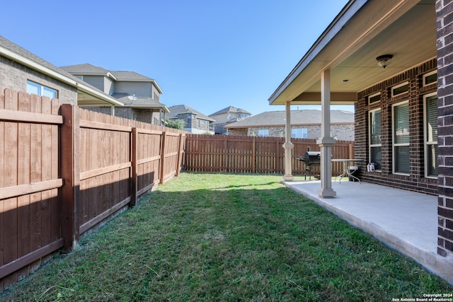 view of yard featuring a patio area