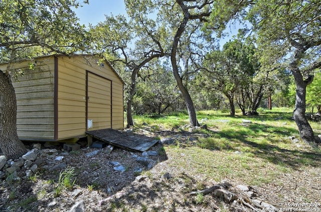 view of yard featuring a storage unit