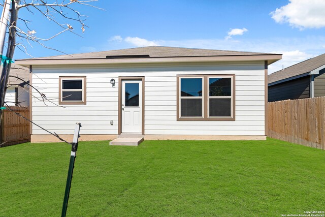 view of front facade featuring a front lawn