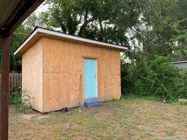 view of outbuilding featuring a lawn