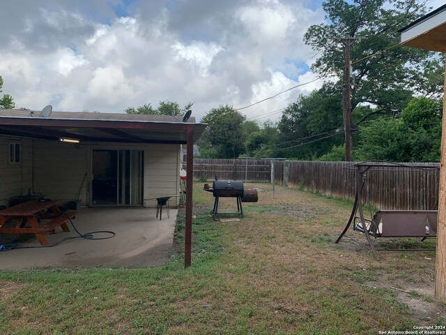 view of yard featuring a patio