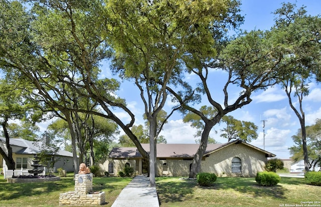 ranch-style house featuring a front lawn