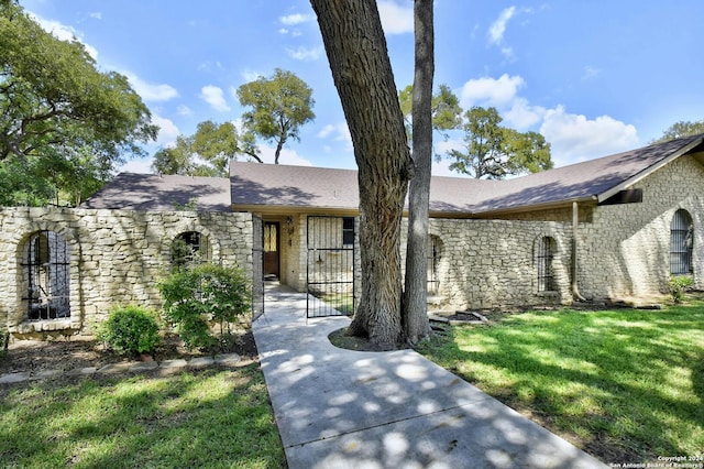 view of front of house with a front lawn