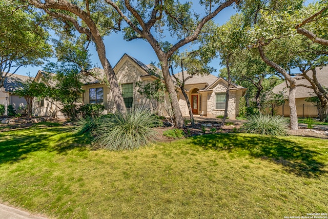 view of front of house featuring a front lawn