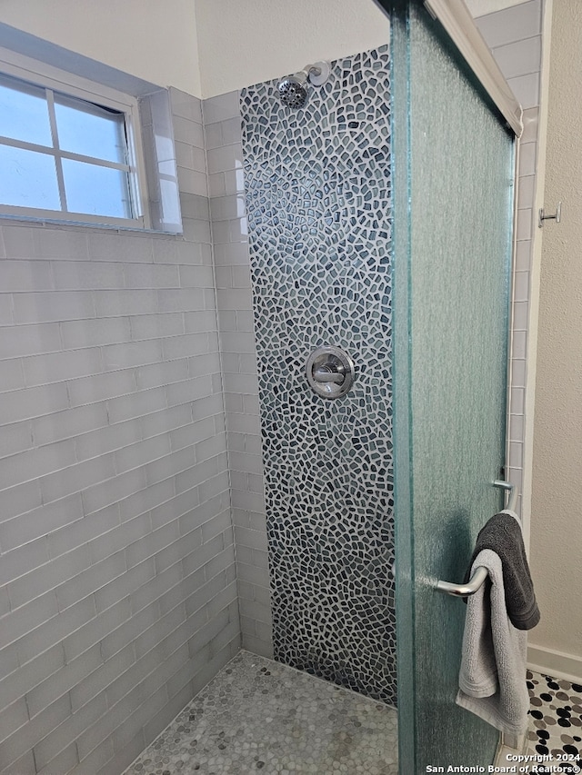 bathroom featuring tiled shower