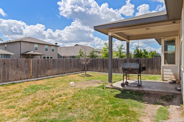 view of yard featuring a patio area