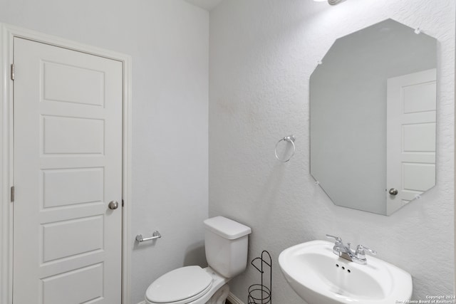 bathroom featuring toilet and sink