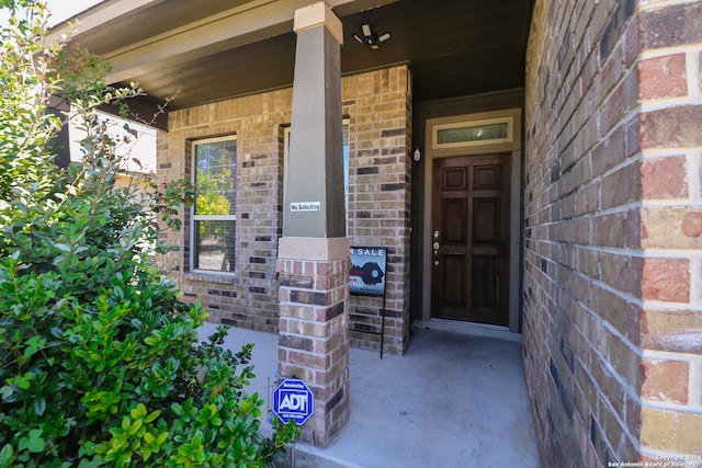 property entrance featuring a porch