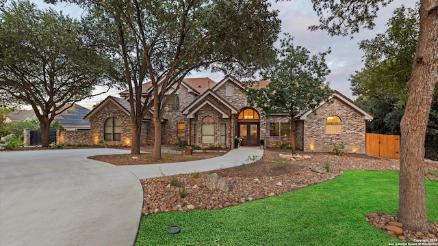 view of front of property featuring a front yard