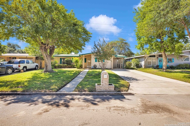 ranch-style home featuring a front lawn