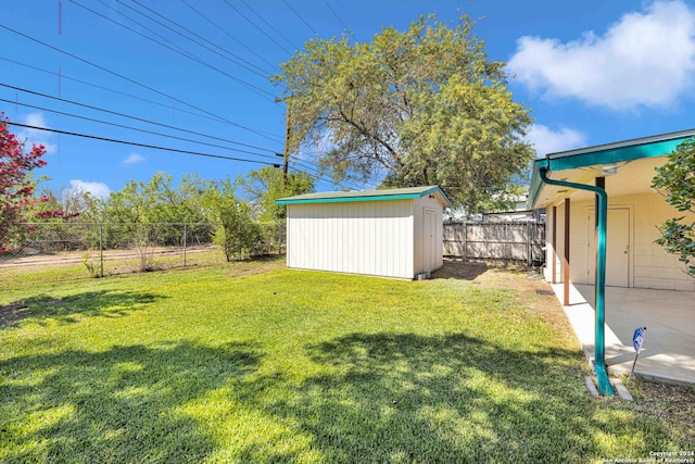 view of yard featuring a storage unit