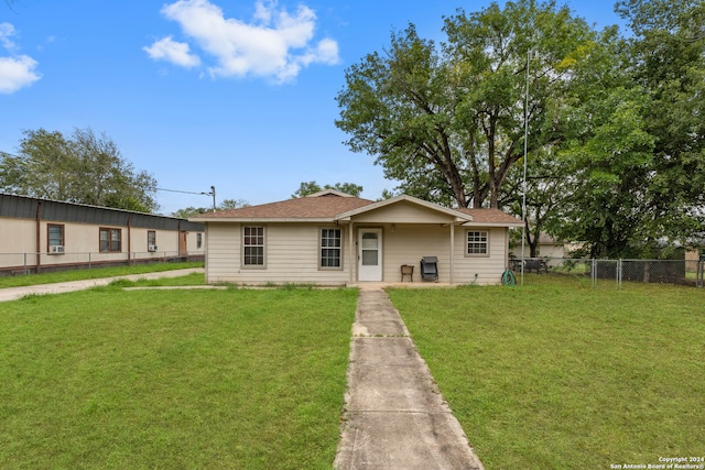 view of front of property featuring a front lawn