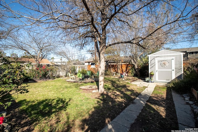 view of yard featuring a shed