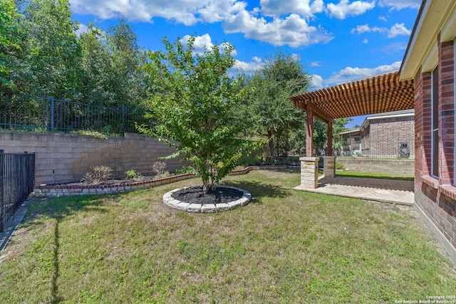 view of yard featuring a pergola