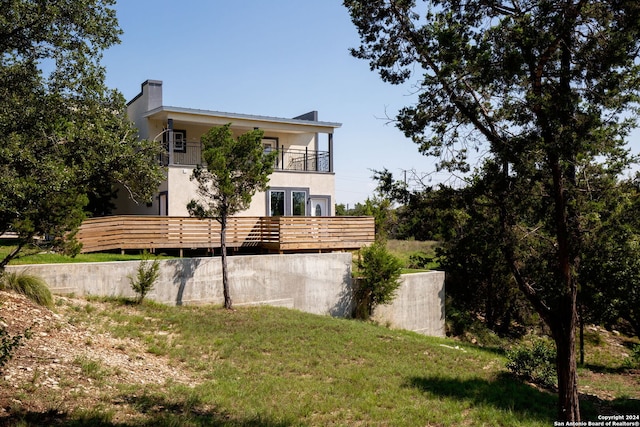 view of yard with a balcony