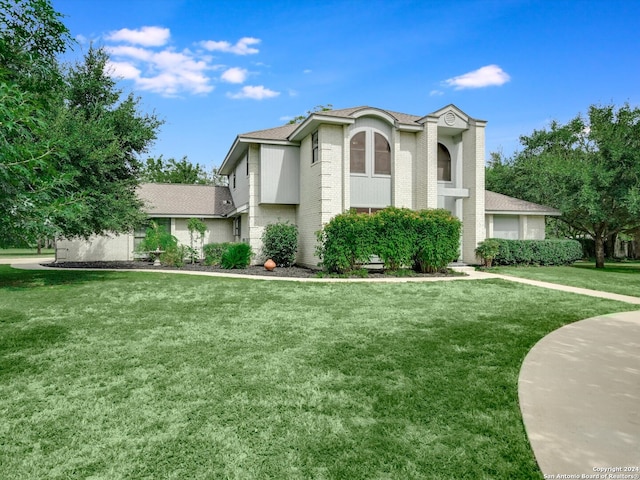 view of front of property featuring a front lawn