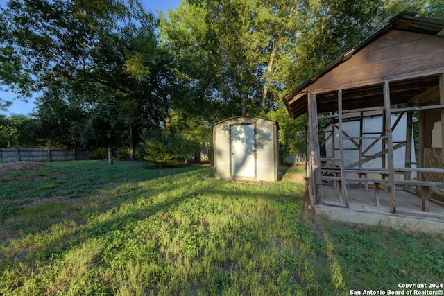 view of yard featuring a shed