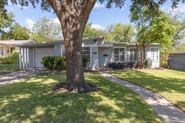 ranch-style house with a front yard