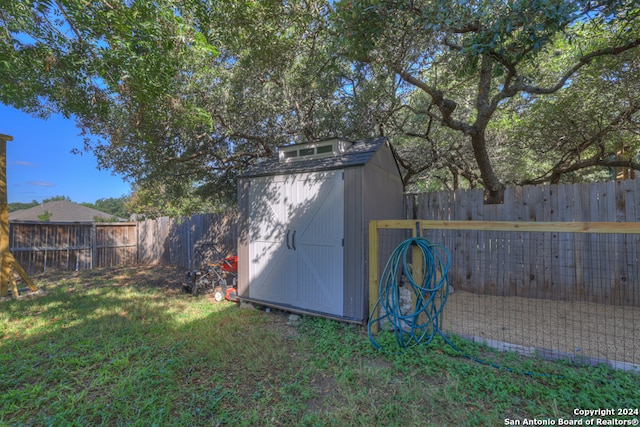 view of outdoor structure featuring a yard