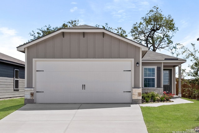 view of front of house featuring a front yard and a garage