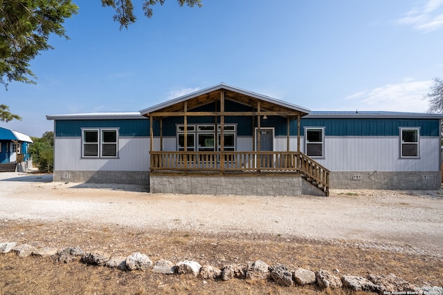 manufactured / mobile home featuring a porch