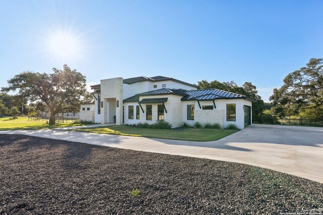 view of front of house featuring a front yard