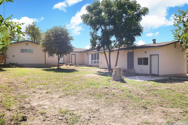 view of yard featuring a patio