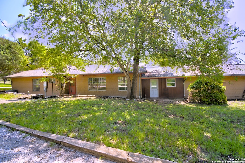 ranch-style home with a front yard